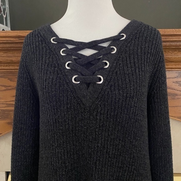 Style & Co. Charcoal Gray Grommet Lace Up Sweater Sz. M - Picture 2 of 10